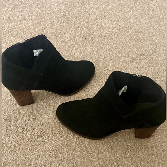 Koolaburra by UGG Ortholite Amalea Black Suede Heeled Ankle Booties - Picture 5 of 9